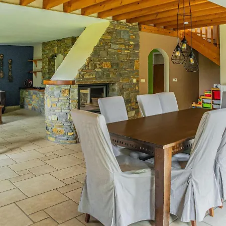 Hébergement de vacances Spacious With Private Garden Near Lake In