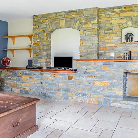 Spacious With Private Garden Near Lake In Casa vacanze *