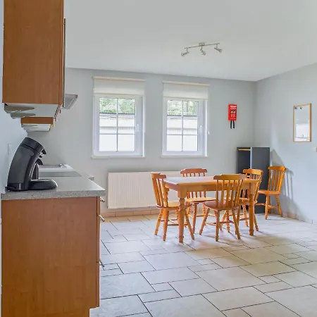Hébergement de vacances Spacious With Private Garden Near Lake In *