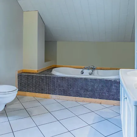 Spacious With Private Garden Near Lake In Casa vacanze *