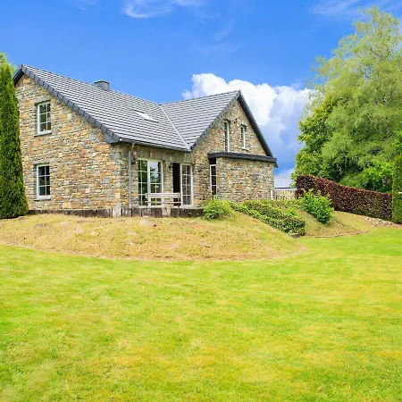 Spacious With Private Garden Near Lake In Casa vacanze