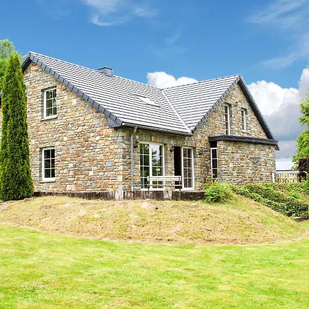 Spacious With Private Garden Near Lake In Casa vacanze