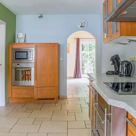 Spacious With Private Garden Near Lake In
