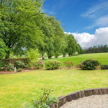 Spacious With Private Garden Near Lake In