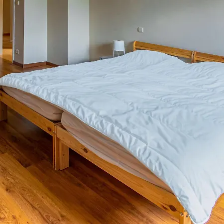 Spacious With Private Garden Near Lake In Casa vacanze *