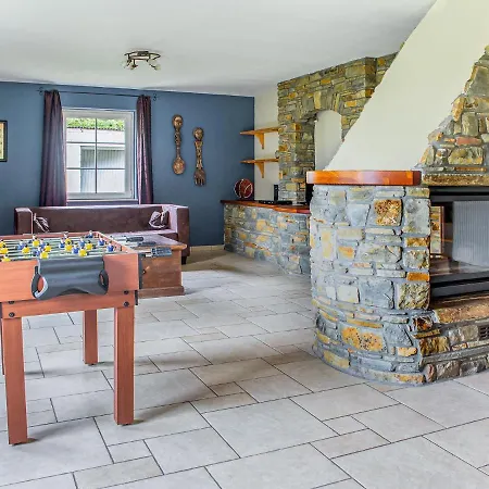 Hébergement de vacances Spacious With Private Garden Near Lake In *