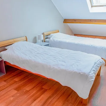 Hébergement de vacances Spacious With Private Garden Near Lake In *